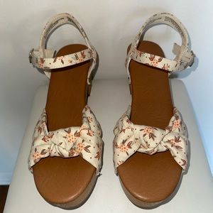 Floral Sandals Size: 8